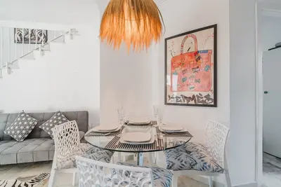 Image de Maison de ville ensoleillée à Marbella avec terrasses, piscine et services hôteliers