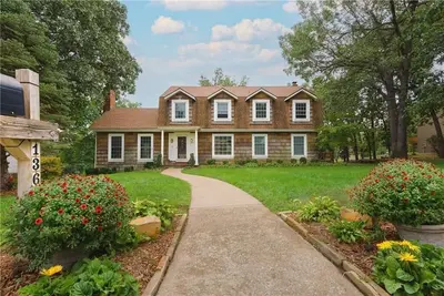 Image de This home is an escape with little traffic, quiet neighbors, & large yards. Enjoy the peace & quiet by Home Heart Home