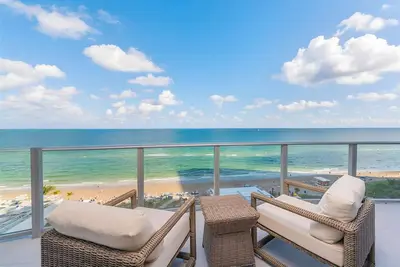 Image de Low Floor Oceanfront Two-Bedroom Condo with Views
