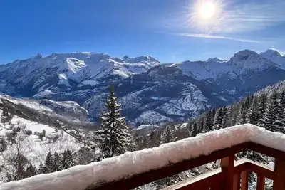 Image de Studio « La Meije Vue Montagne » avec vue sur les montagnes et balcon