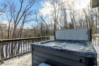 Image de Ski Season Favorite | Fireplace • Ev Charger • Minutes to Killington