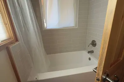 Image de 3-bedroom cabin in tranquil Alton with cozy living spaces