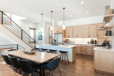 Image de Spacious Retreat Ii Fireplace, Hot Tub, Free Bus, 2 Master Bedrooms