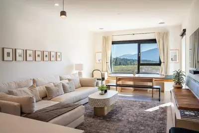 Image de Begbie Vista, Top floor apartment with The Best VIEWs, with Hot tub