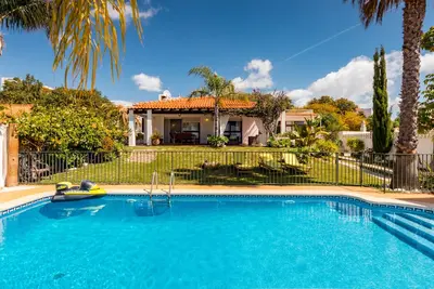 Image de Villa Sol com piscina cercada e fechada, ideal para famílias com crianças