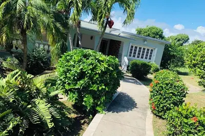 Image de Live like Island Locals in a 9-Generation Sint Maarten pet friendy Family Home.