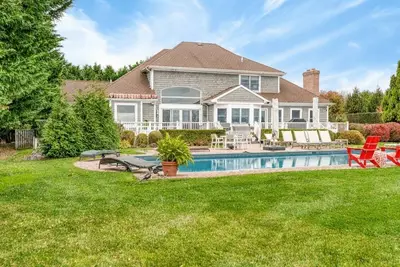 Image de Expansive Water Mill Home, Private Pool, Close to Water Mill and. . .