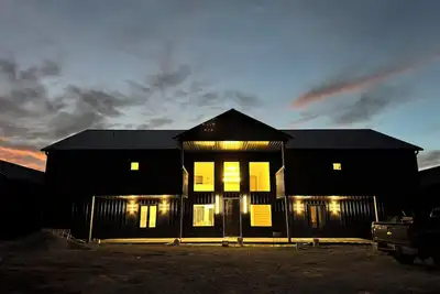 Image de Stunning 8-bedroom barndo on a 24-acre farm with pond, located on wine trail