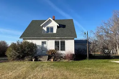 Image de Quaint 1930's Farmhouse in the heart of Saskatchewan and the Central Flyway