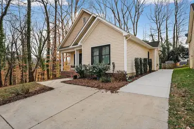 Image de Stylish Oakhurst Home Minutes to Uptown