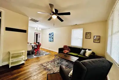 Image de Cute 5/2 Bungalow w/ Easy Access to Everything