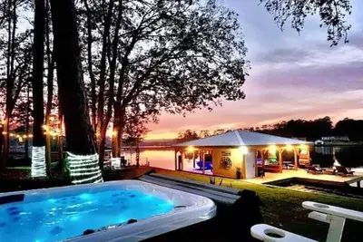 Image de Welcome to On Pointe: 4 bedrooms, Sleeps 10, Kayaks, Hot tub, Game room + More!