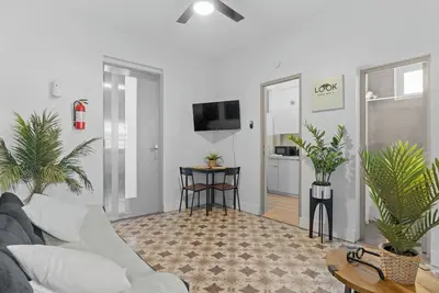 Image de Prime Location Near La Placita Walk Everywhere! 1a