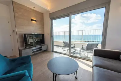 Image de Port City - Beach Front Penthouse Bat Galim+Mamad