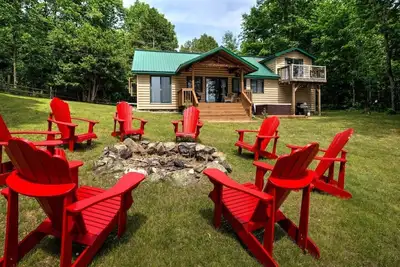 Image de Luxury Waterfront Cottage on Bobs Lake w/ Sauna & Hot Tub