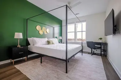 Image de 2-King Beds apartment in Richmond w/ 80' projector, Ac and fitness room