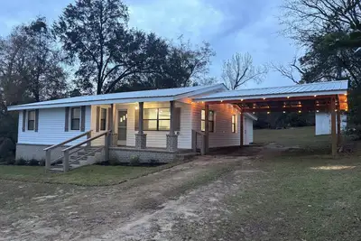 Image de The Happy Place, a Charming & Cozy 3-bedroom home in the heart of Sneads, Fl.