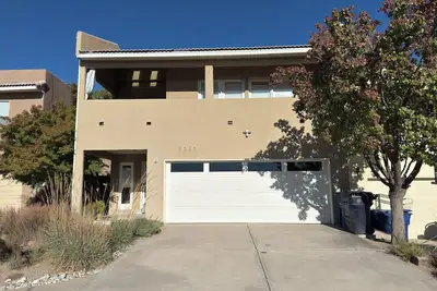 Image de Ne 3br, 3 bath home with chef's kitchen! West facing deck overlooking the city.
