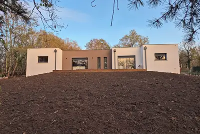 Image de Maison moderne en pleine campagne – Calme, confort et nature