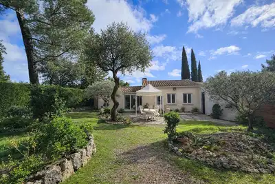 Image de \"La Désirée\" Bastidon climatisé, domaine privé, piscine, pétanque, restaurant.