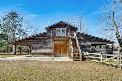 Image de Cozy Barn Apt w/ 5-Acre Pond in South Georgia!