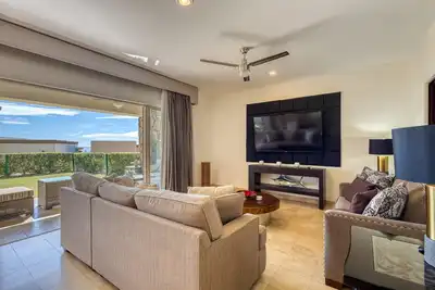 Image de Stylish condo with pool, ocean views, fitness & private patio grill