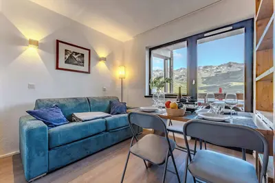 Image de Appartement skis aux pieds avec vue sur la montagne