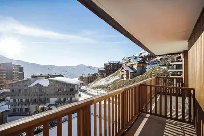 Image de Vue sur la montagne avec loft skis aux pieds