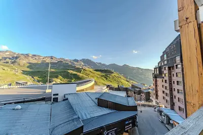 Image de Vues ensoleillées sur les montagnes et les pistes de ski