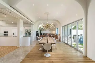Image de Designer Mansion - Indoor Pickleball & Sleeps 20+