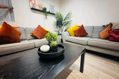 Image de Spacious 6-Bedroom Terraced House | Sleeps 8 | Near City Centre