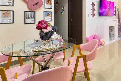 Image de Taylor Themed Condo: Party in Style by the Bay