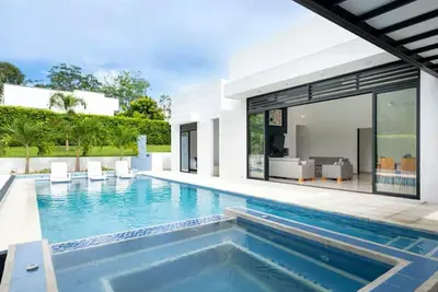 Image de Modern Mediterranean style house in Melgar condominium