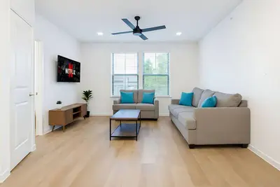 Image de Stylish WorkerFriendly 2br Home + Gym Pool & Lndry