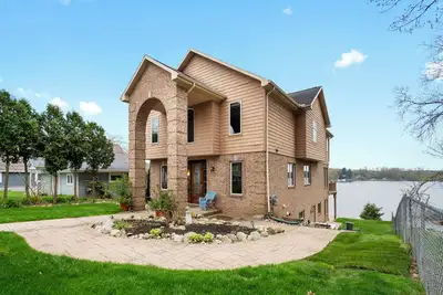 Image de Big Lake Escape Grande 4 bed 4 bath. Lower level included.