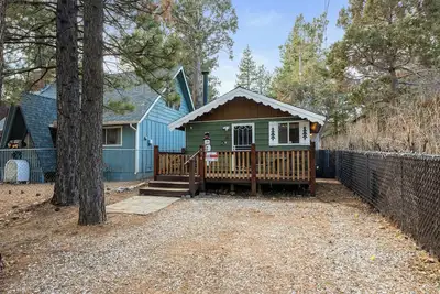Image de Little Bear Cabin + Hot-Tub + Fireplace!