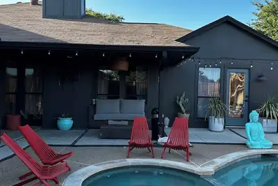 Image de Chic Dallas Getaway with a Pool, Hot Tub & Backyard Oasis, close to everything!