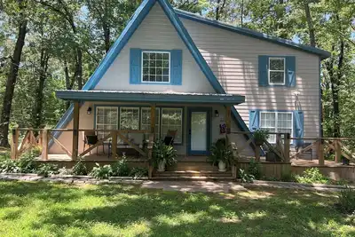 Image de One Mile Lake House is a cozy 2 story, 2 bedroom, 2 bath, A- frame home.