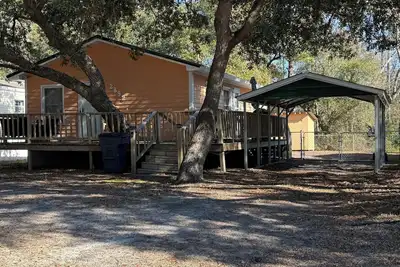 Image de A Place to Rest Your Soles at Our Cozy Family Beach House