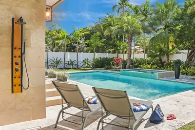 Image de Fifa Perfect 19km | Hollywood Palms: Mins to beach, Pool-Spa, Bbq