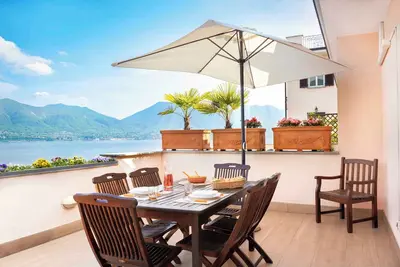 Image de Appartement de vacances avec plage privée et balcon avec vue sur le lac
