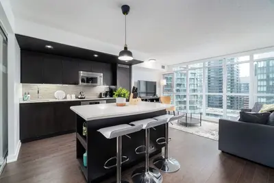 Image de 2 Br + 2ba + Free Parking + Sofabed + Lakeview