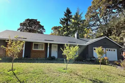 Image de Wrapped in Comfort, Tucked Away in Charm. Where happy 8 humans & 2 dogs can stay