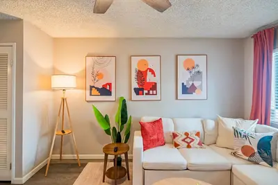 Image de Downtown Mesa Apartment - Pool, W/D, 65” Tv, Walk to Dining