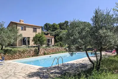 Image de Jolie maison spacieuse avec une grande piscine