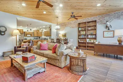 Image de Private Hot Tub, Steps to Main St: Saluda Retreat