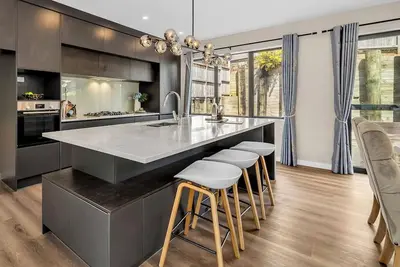 Alluvial New Build - Huge Backyard & Deck, 6 Baths