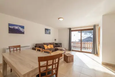 Image de Appartement « 8 Pers – Pied des pistes » avec vue montagne et terrasse privée