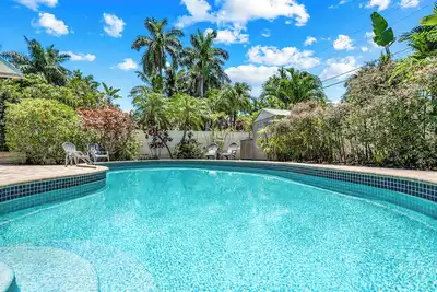 Image de Tropical Paradise ~ Here Comes The Sol, a 3br Getaway ~ Pet Friendly w/ Heated Pool & Grill