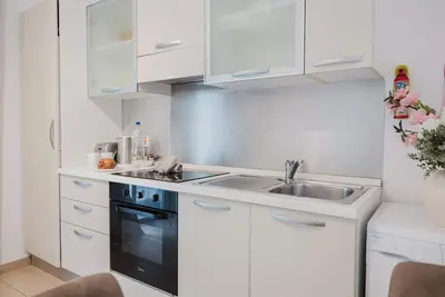 Image de Enjoy a stylish 1-bedroom apartment in the heart of Sliema, just steps from the promenade, beaches, cafés, and bus stops. Fully equipped with Wi-Fi, air conditioning, and kitchen — ideal for couples or small families visiting Malta.